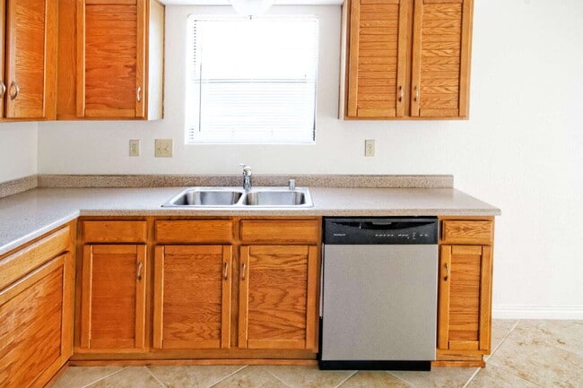 Building Photo - Comfortable home on a cul-de-sac with a great floorplan.