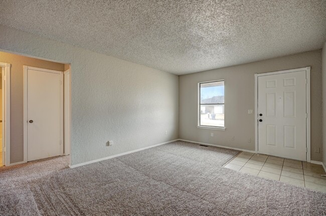 Building Photo - 628 N Robin Way