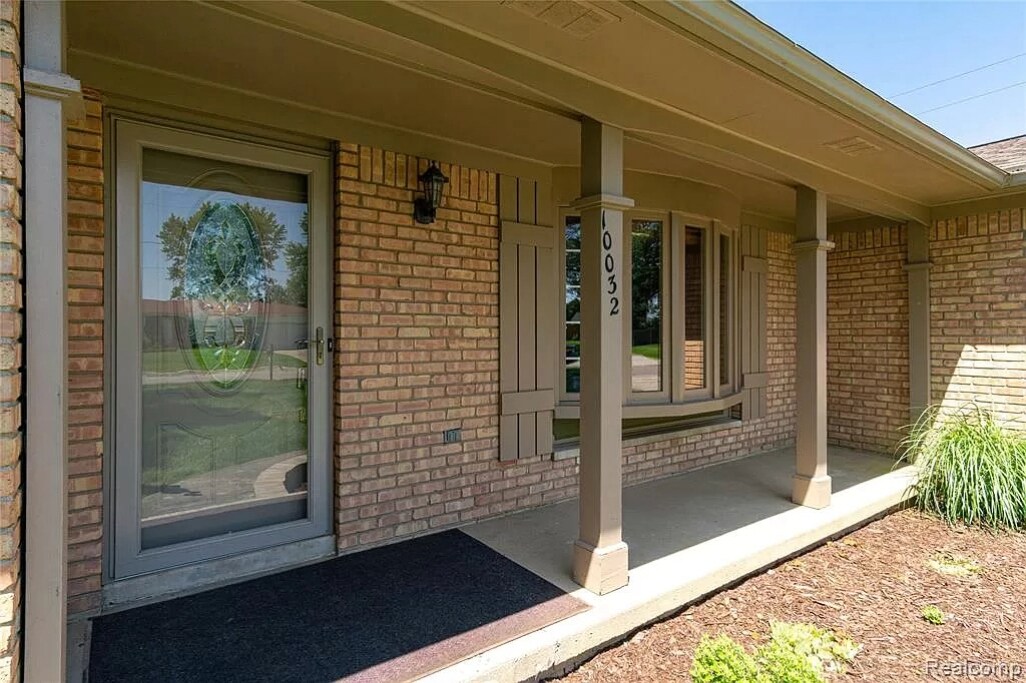 Building Photo - 10032 Shadyhill Ln