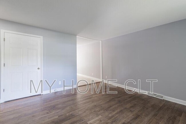 Building Photo - 3331 Erskine Dr