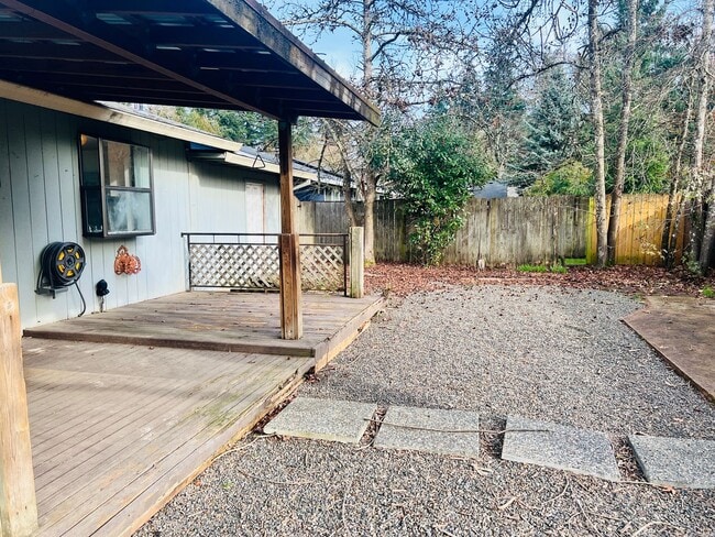 Building Photo - Charming Tualatin home on corner lot!