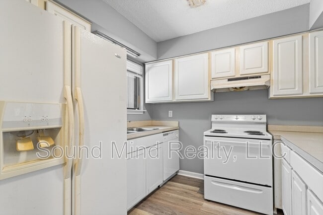 Building Photo - 4249 Lake Ridge Dr