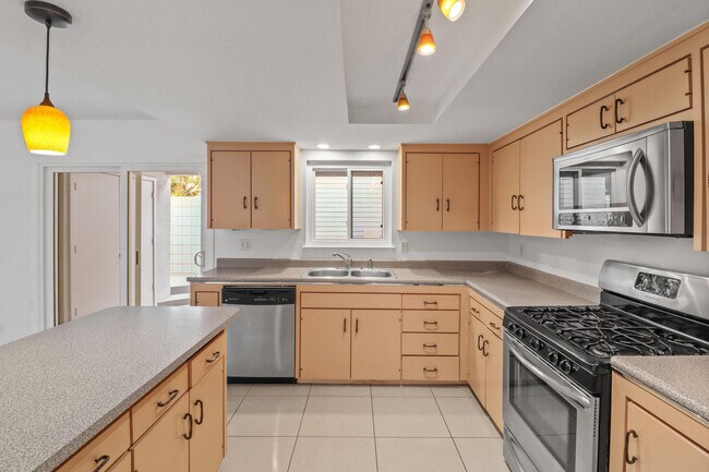 Building Photo - 2518 S Sierra Madre
