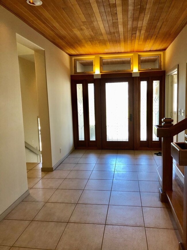 Building Photo - 3/2.5/2 Home - Located in the Beautiful Gated Community at Kahalakua- Endless Views!