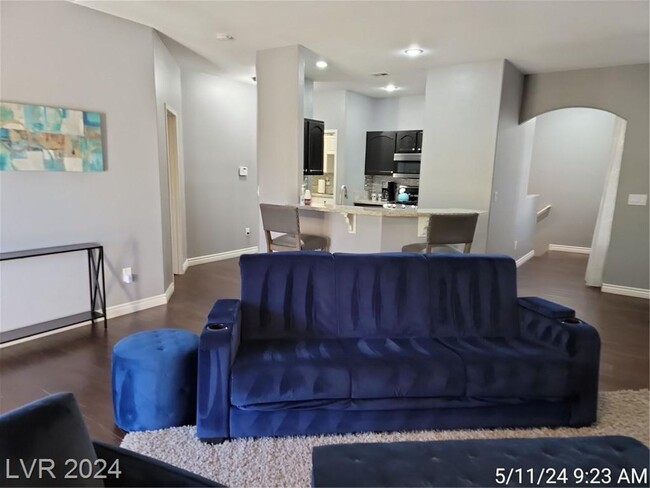 Building Photo - Green Valley, Lovely 2-Bedroom Fully Furni...