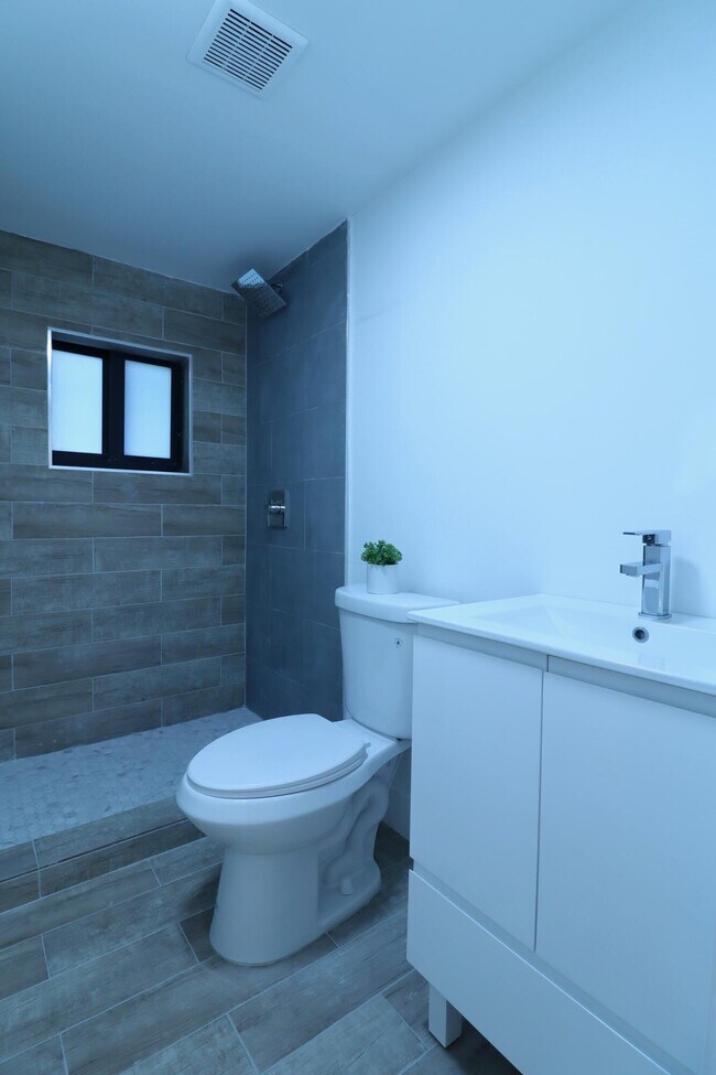 Building Photo - 1814 NW 2nd Ct