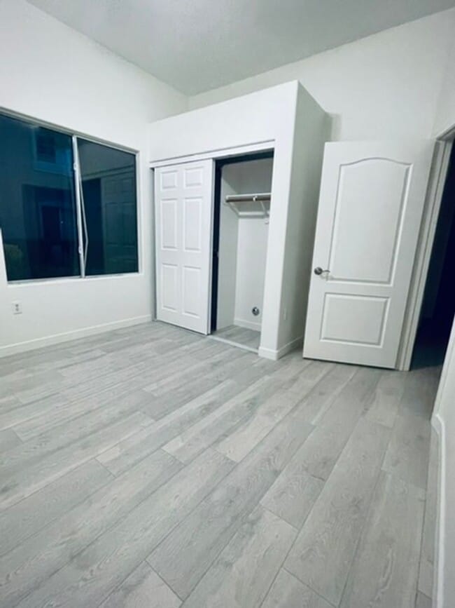 Building Photo - 2305 W Horizon Ridge Pkwy