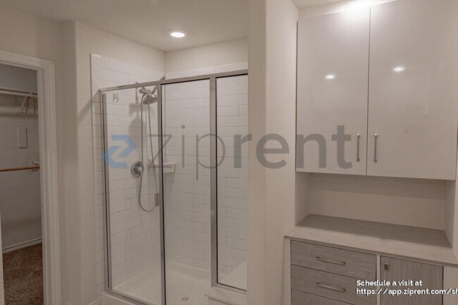 Building Photo - Unit