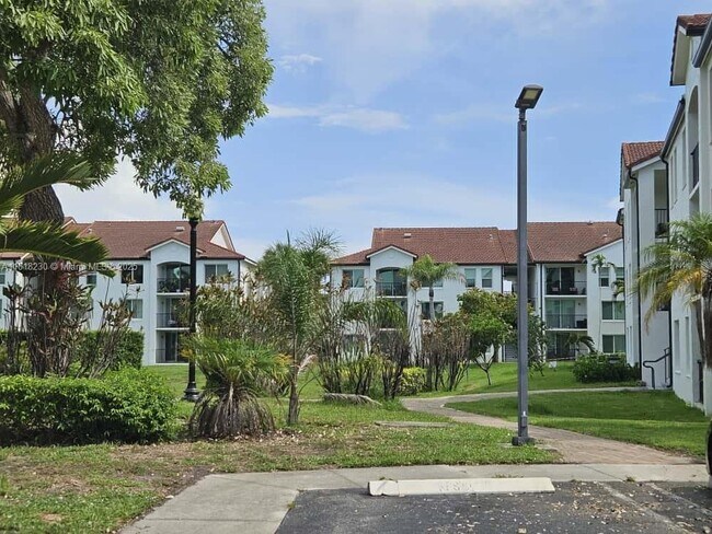 Building Photo - 207 Villa Cir