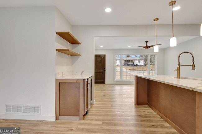 Building Photo - 183 Pine St NE