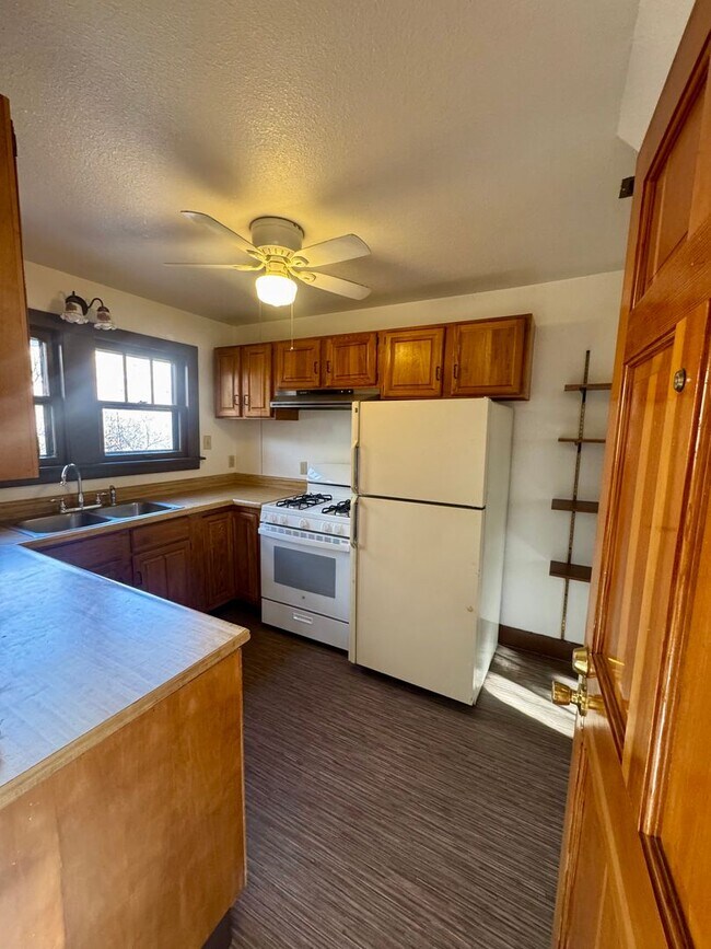 Building Photo - Cave Ave