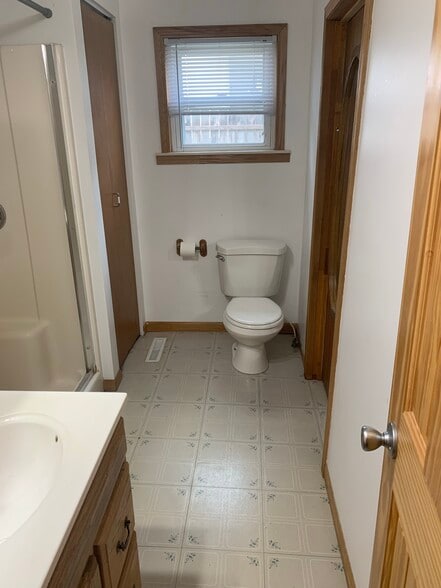 Bathroom - 901 N Walnut St