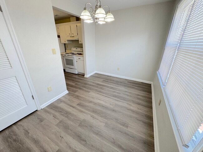 Building Photo - Come visit this cute 3 bedroom 1.5 bath in Chesapeake