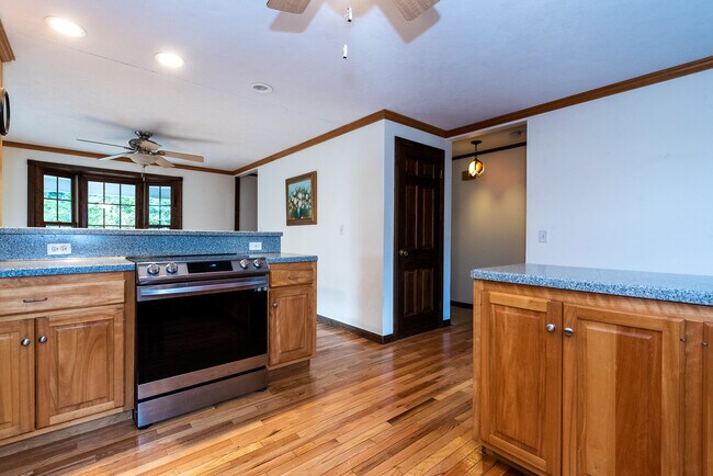 Building Photo - 131 Hemlock Dr
