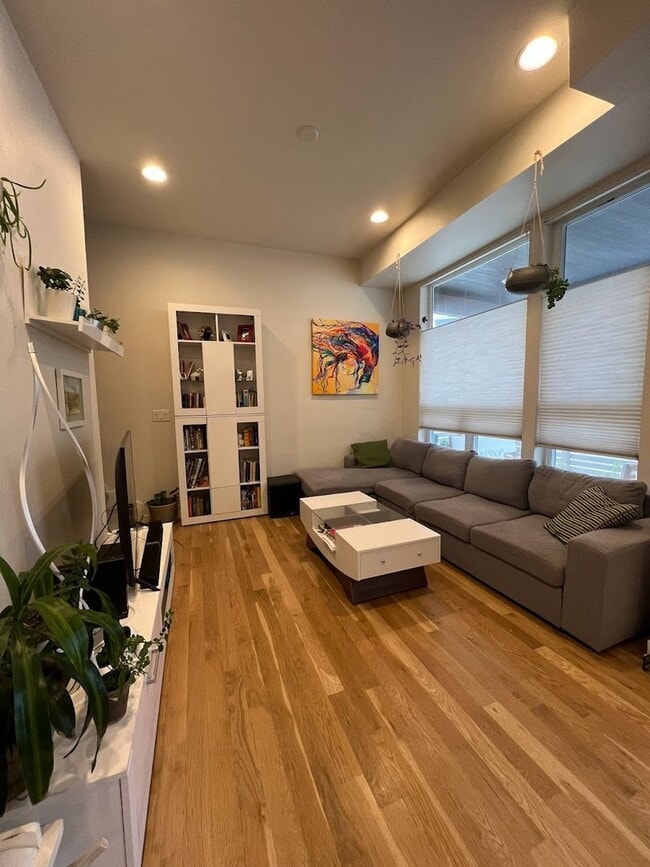 Building Photo - Modern Townhouse in Can't Beat Location - Available 8/1
