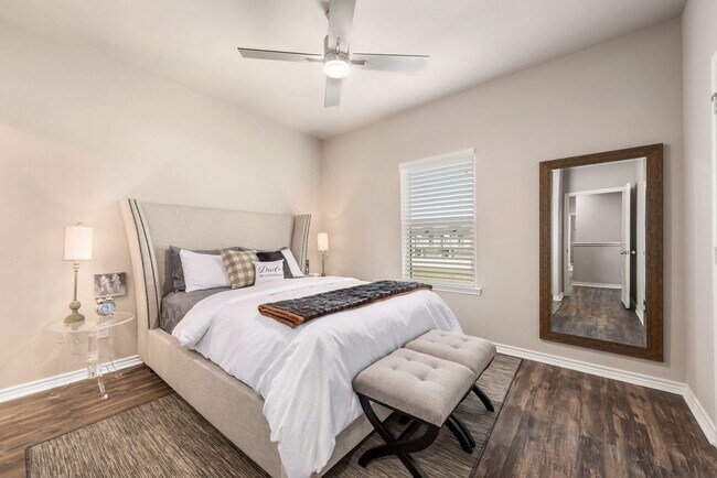 Building Photo - 4/4.5 in Pershing Pointe Townhomes! Availa...