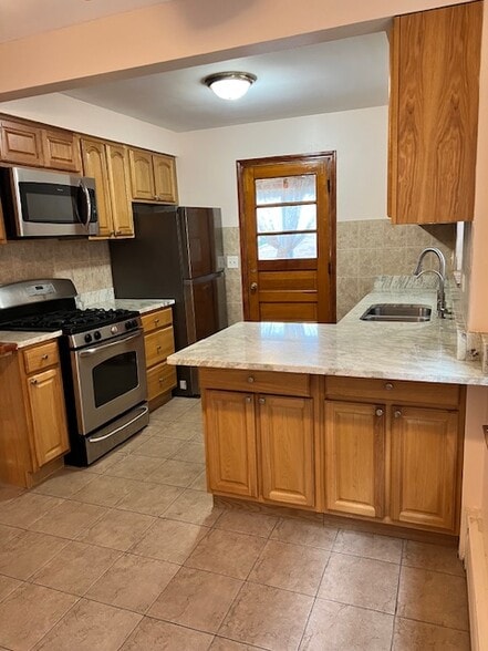 Kitchen - 5748 W Montrose Ave