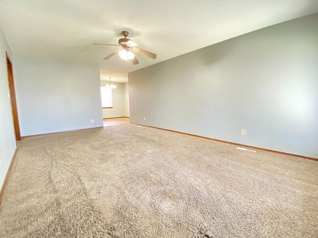 Building Photo - AVAILABLE NOW!