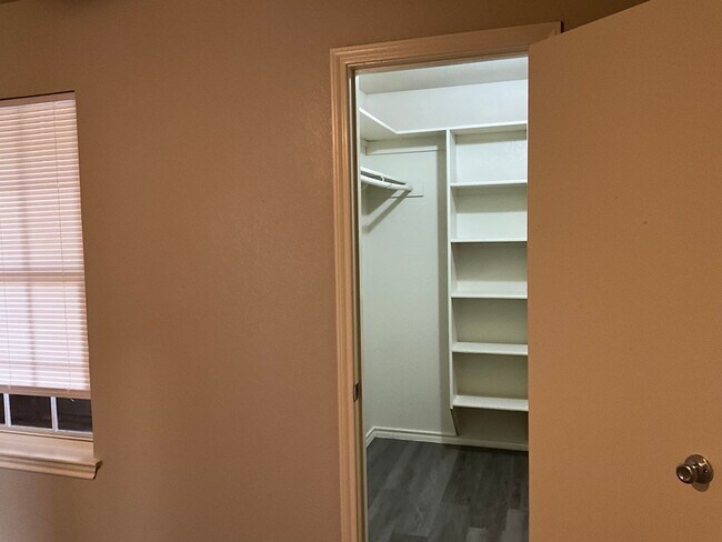 Building Photo - 10220 Lilac Ln