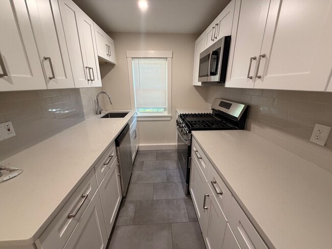 Building Photo - 40 Gibson St