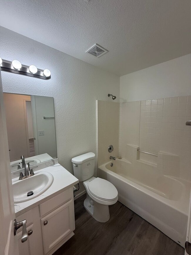 Building Photo - 3 Bedroom 2 Bathroom Home