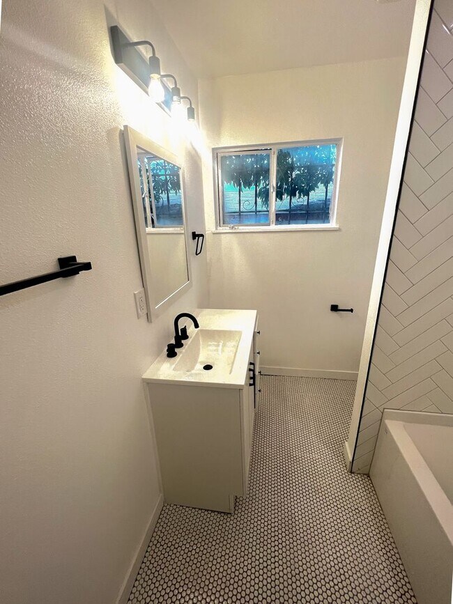 Building Photo - Modern 2-Bedroom Apartment in Inglewood – ...