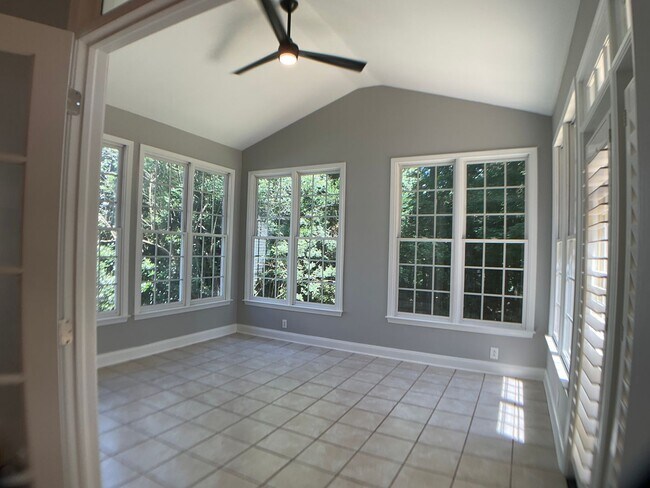Building Photo - Absolutely Stunning Rare Rental in Hope Va...