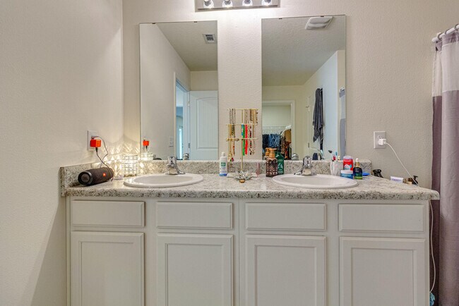 Building Photo - 1034 Limpkin St