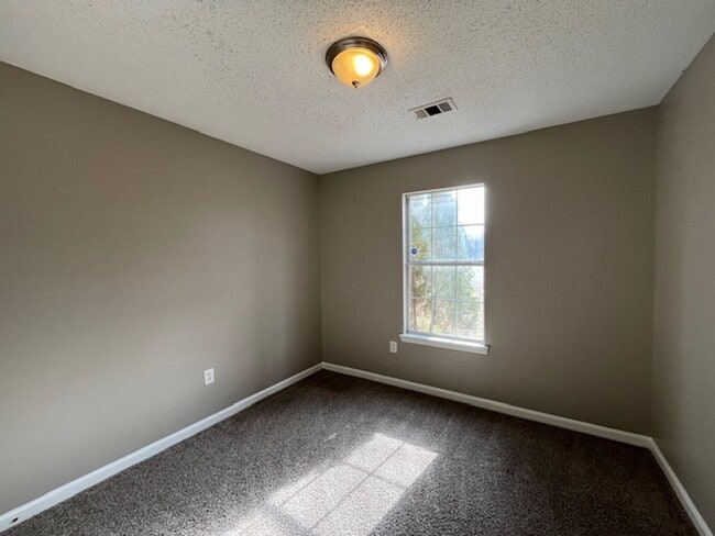 Building Photo - Renovated 2 Bedroom 2 Bath Home for Rent!!