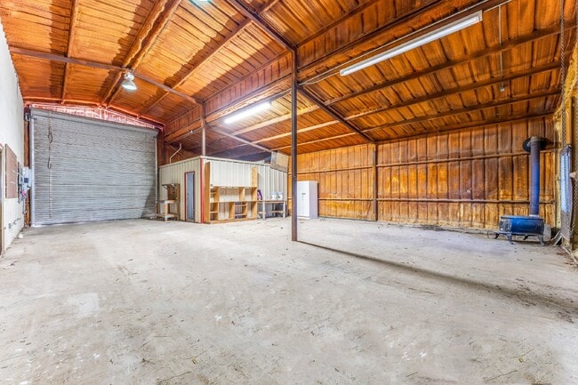Building Photo - Horse property with shop in country oasis