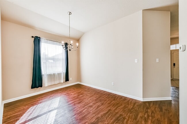 Building Photo - 7201 Valentine Ln