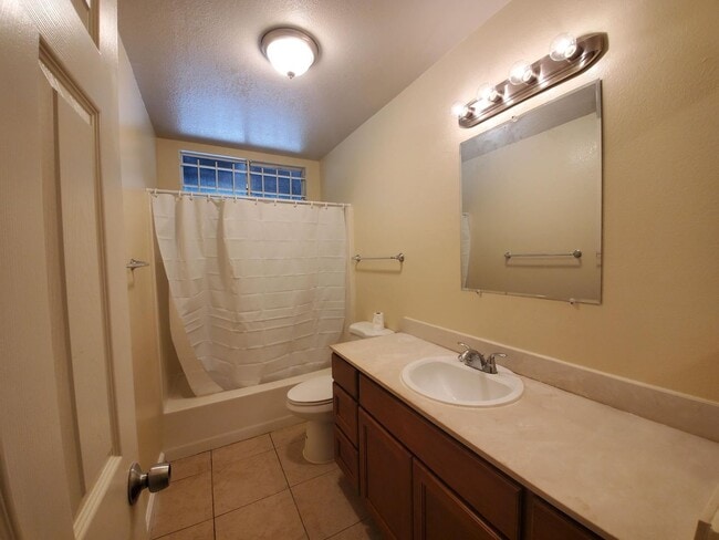 Building Photo - Nice 3 bedroom 2 bathroom Home
