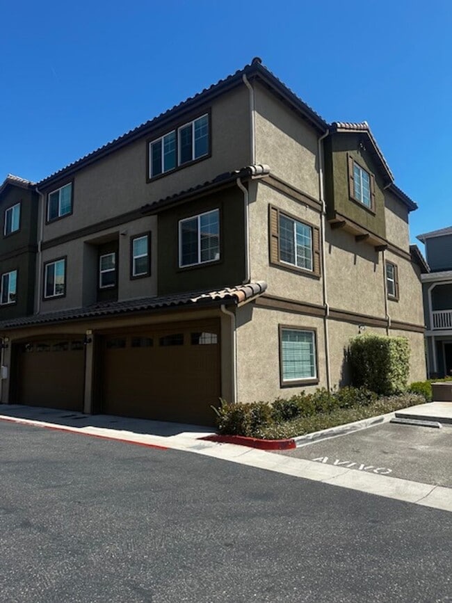 Building Photo - 3 Bedroom, 3.5 Bath Townhouse Style Condo ...