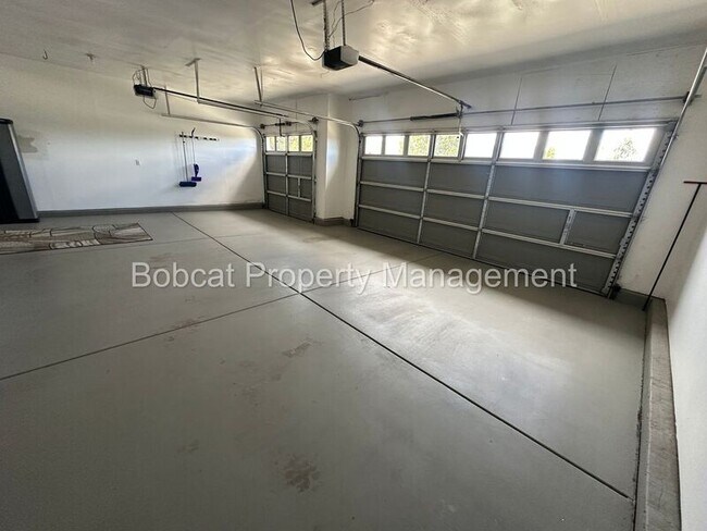 Building Photo - 877 Vista Park Dr
