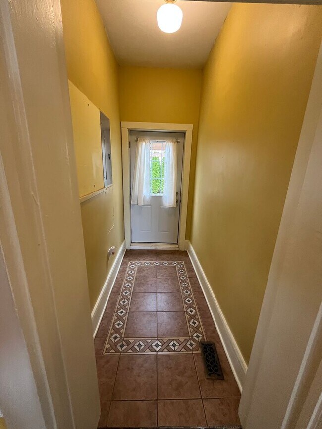 Building Photo - Premium location!  Downtown 3BR 2.5BA with 2 car garage