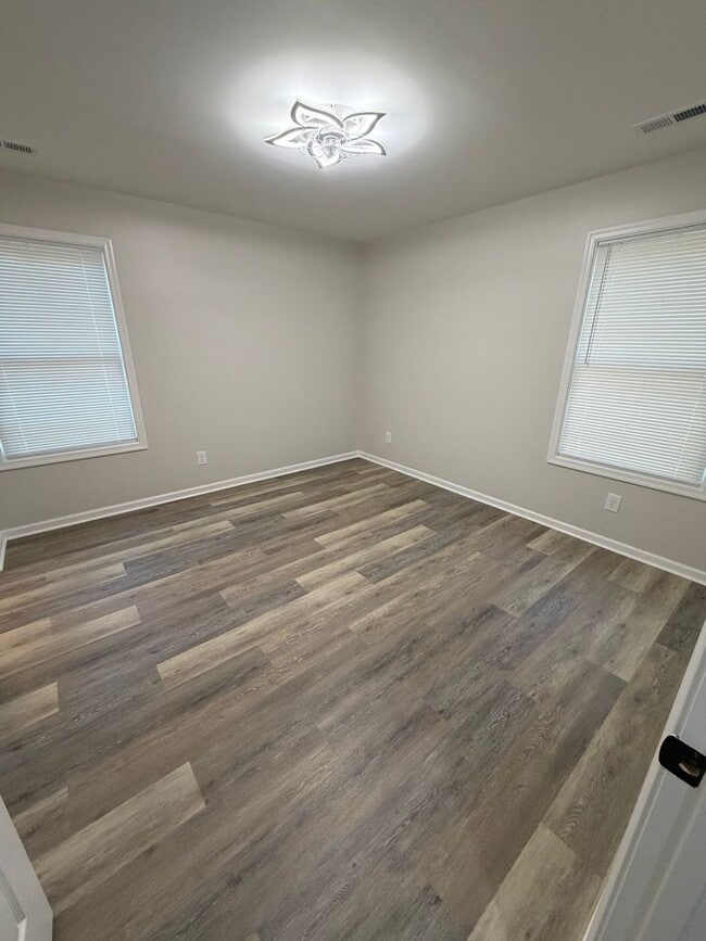 Building Photo - Open concept, location and easy living!