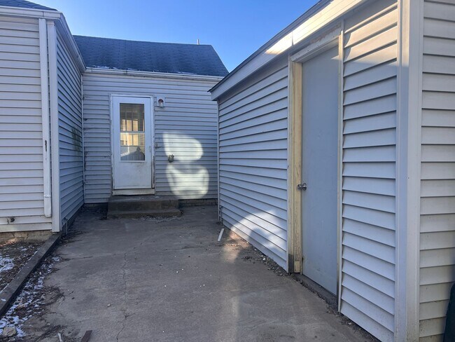 Building Photo - Freshly Renovated 2 Bed / 1 Bath Home on Corner Lot – Davenport, IA