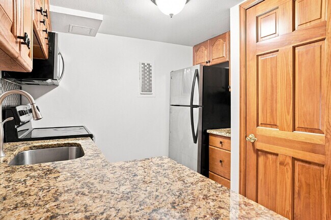 Building Photo - $1,395.95 - 1 Bed, 1 Bath Condo in Downtown Denver with Central AC, and Building amenities.