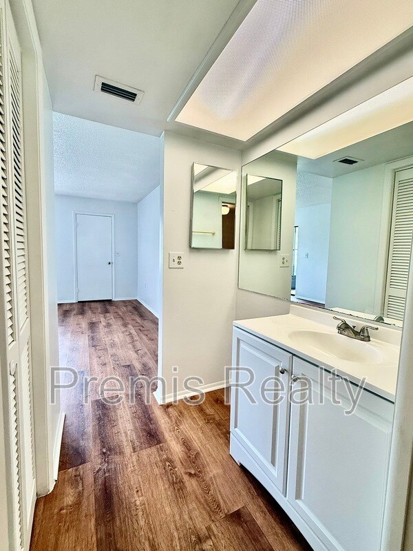 Building Photo - 141 Lakeside Dr