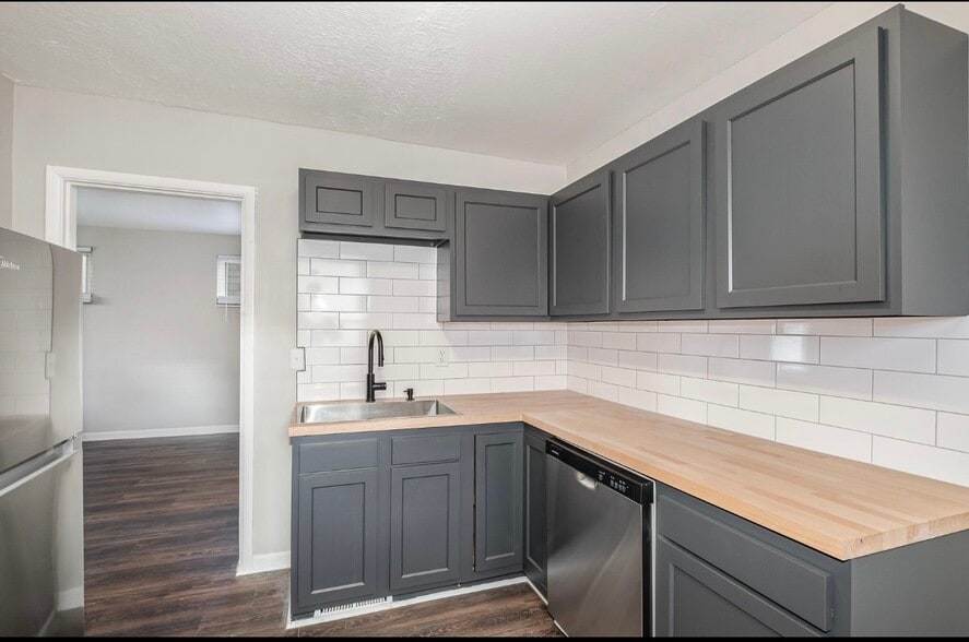 Kitchen - 117 1/2 Adela Ave