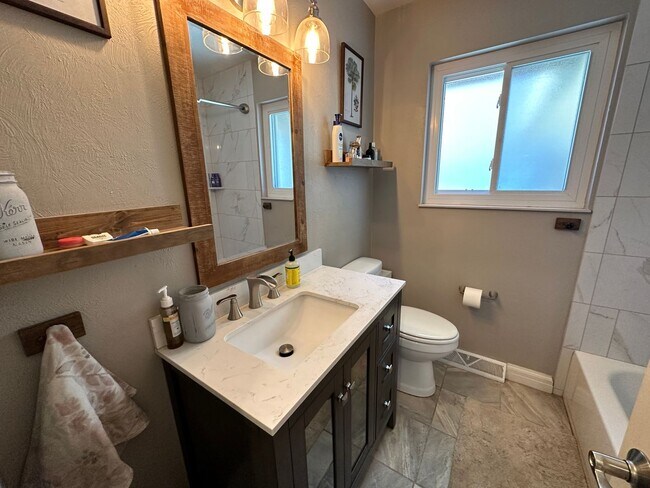 Building Photo - Cozy Rancher In The Addisons!