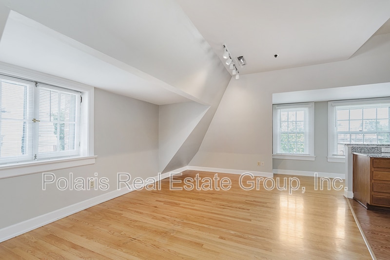 Building Photo - 101 E 14th St