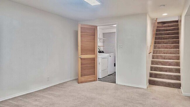 Building Photo - Charming 3 Bed 1.25 Bath Home in Skyway with a great view of Mt Rainier