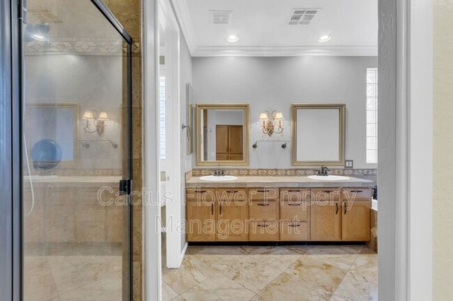 Building Photo - 1811 W Maplewood Pl