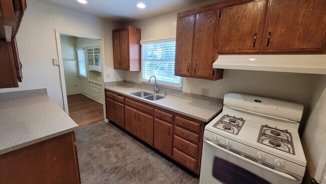 Building Photo - Coming Soon! 1 Bed 1 Bath Charming Craftsman Cottage