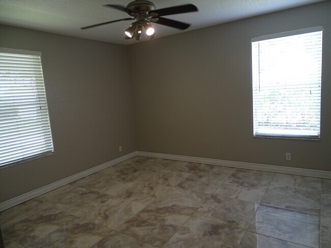Bedroom #2 w/large closet - 6325 Winding Lake Dr