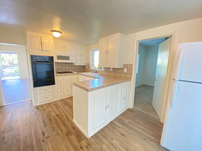 Building Photo - Great Normal Heights Location! IN UNIT Washer/Dryer, 2 Covered Parking Spots, Storage Locker!