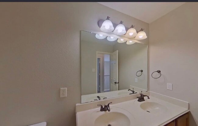 Building Photo - Charming 4-Bedroom Home with Modern Comforts & Spacious Living