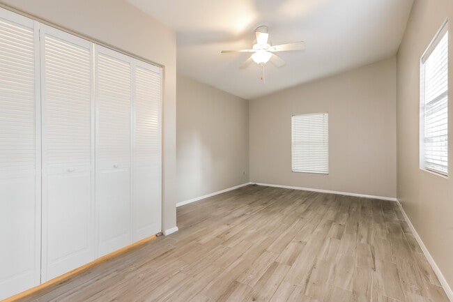 Building Photo - 927 E Shadowlawn Ave