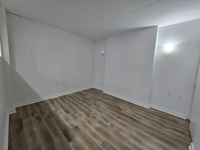 Building Photo - Modern 1 bed 1 bath available now